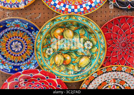 Famose ceramiche colorate sulla Costiera Amalfitana, Sorento, Campania, Italia Foto Stock