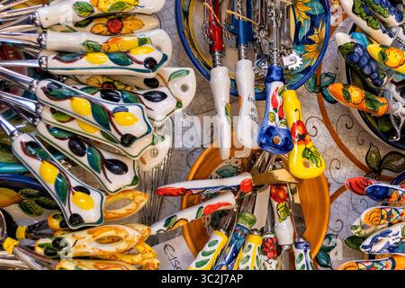 Famose posate con manico in ceramica colorata sulla Costiera Amalfitana, Ravello, Campania, Italia Foto Stock