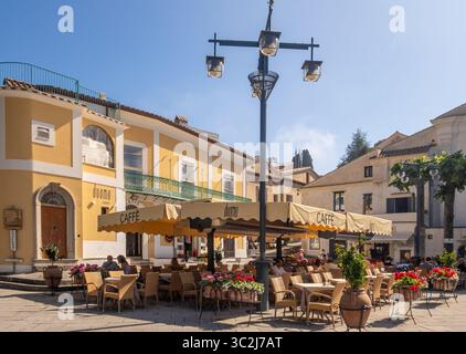 Ristorante in piazza; Ravello sulla Costiera Amalfitana; Salerno; Campania; Italia Foto Stock