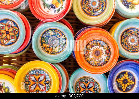 Famose ceramiche colorate sulla Costiera Amalfitana, Sorento, Campania, Italia Foto Stock