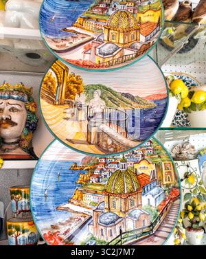 Famose ceramiche colorate sulla Costiera Amalfitana, Sorento, Campania, Italia Foto Stock
