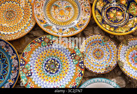 Famose ceramiche colorate sulla Costiera Amalfitana, Sorento, Campania, Italia Foto Stock