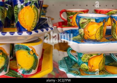 Famose ceramiche colorate sulla Costiera Amalfitana, Sorento, Campania, Italia Foto Stock