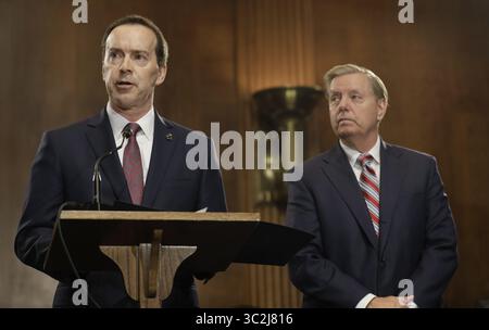 25 giugno 2019 - FILE - JOHN SANDERS, responsabile della dogana e della protezione delle frontiere degli Stati Uniti, si dimette dall'agenzia. Sanders è stato commissario ad interim da aprile ed è il Chief Operating Officer dell'agenzia. Sanders ha lavorato in precedenza come Chief Technology Officer per la Transportation Security Administration NELLA FOTO: 15 maggio 2019: Washington, DC, Stati Uniti: Commissario delegato per la dogana e la protezione delle frontiere degli Stati Uniti John Sanders, a sinistra, e Lindsey Graham, a destra, durante una conferenza stampa sulla crisi dei rifugiati in corso sul confine meridionale. (Immagine di credito: © Glenn Fawcett/Planet Pix via Z Foto Stock