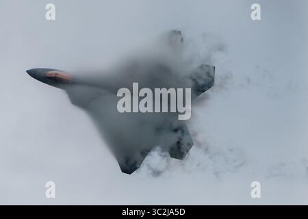 15 giugno 2019 - Whiteman Air Force base, Missouri, Stati Uniti - Major Paul Lopez, comandante della squadra dimostrativa F-22 Raptor, esegue una manovra a passo rigido durante una dimostrazione aerea al Wings Over Whiteman Air Show, 15 giugno 2019. Il maggiore Lopez ha più di 1.500 ore di volo sia sull'F-15 Fighting Falcon che sull'F-22 ed è al suo secondo anno come comandante dell'F-22 Raptor Demonstration Team. (Immagine di credito: © U.S. Air Force/ZUMA Wire/ZUMAPRESS.com) Foto Stock