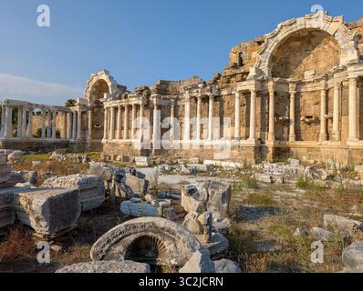 Rovine dell'antica Fontana Monumentale (Nymphaeum) a Side, provincia di Antalya, Turchia Foto Stock