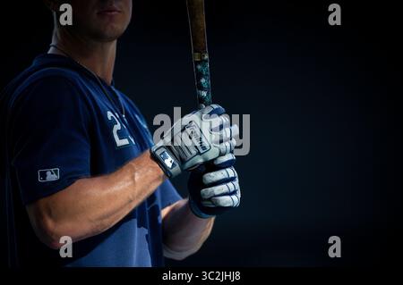 25 giugno 2019: La terza base dei Seattle Mariners Dylan Moore #25 indossando guanti da battuta Franklin e nastro adesivo dei Seattle Mariners avvolto intorno al manico della mazza prima della partita di baseball della Major League Baseball tra i Milwaukee Brewers e i Seattle Mariners al Miller Park di Milwaukee, WISCONSIN. John Fisher/CSM(immagine di credito: &Copy; John Fisher/CSM tramite cavo ZUMA) Foto Stock