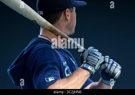 25 giugno 2019: La terza base dei Seattle Mariners Dylan Moore #25 indossando guanti da battuta Franklin e nastro adesivo dei Seattle Mariners avvolto intorno al manico della mazza prima della partita di baseball della Major League Baseball tra i Milwaukee Brewers e i Seattle Mariners al Miller Park di Milwaukee, WISCONSIN. John Fisher/CSM(immagine di credito: &Copy; John Fisher/CSM tramite cavo ZUMA) Foto Stock