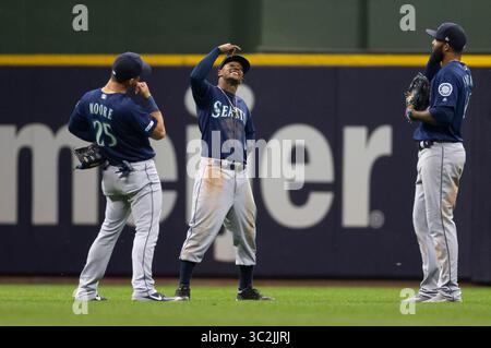26 giugno 2019: l'esterno del centro dei Seattle Mariners Mallex Smith #0 insieme alla terza base dei Seattle Mariners Dylan Moore #25 e l'esterno destro dei Seattle Mariners Domingo Santana #16 celebrano una vittoria del 4-2 nella partita di baseball della Major League tra i Milwaukee Brewers e i Seattle Mariners al Miller Park di Milwaukee, WISCONSIN. John Fisher/CSM(immagine di credito: &Copy; John Fisher/CSM tramite cavo ZUMA) Foto Stock