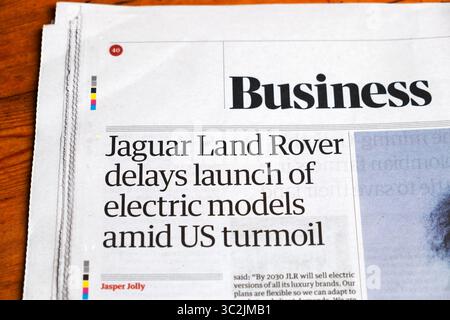 "Jaguar Land Rover ritarda il lancio di modelli elettrici in mezzo ai tumulti statunitensi" titolo del quotidiano Guardian Business Carmakers articolo 19 luglio 2025 Londra Regno Unito Foto Stock