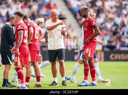Il manager del Liverpool Arne slot e l'attaccante del Liverpool Cody Gakpo (18) durante l'amichevole di pre-stagione tra Preston North End FC e Liverpool FC a Deepdale, Preston, Inghilterra, Regno Unito il 13 luglio 2025 Credit: Eleanor Hoad/Every Second Media Foto Stock