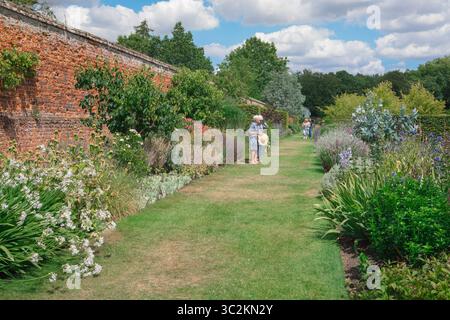 Markshall Essex, veduta estiva del giardino murato di Markshall Estate a Coggeshall - che contiene il doppio confine più lungo della contea di Essex, Regno Unito Foto Stock