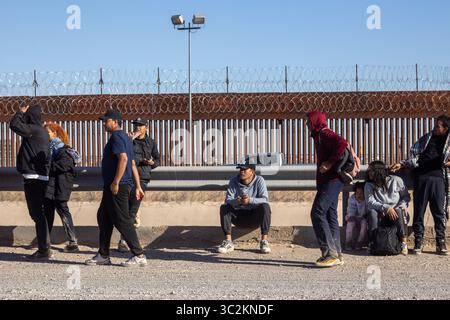 I migranti si riuniscono al confine di Ciudad Juarez. Foto Stock
