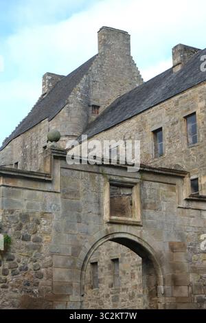 Castello di Midhope in Scozia Regno Unito rovine meteorologiche nel mezzo di Rolling Scottish Hills, immerso nella storia e nel mistero Foto Stock
