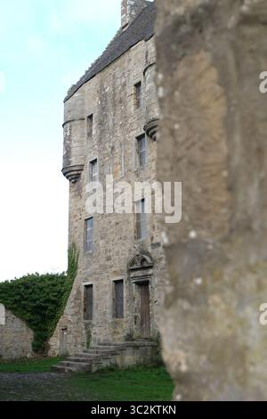 Castello di Midhope in Scozia Regno Unito rovine meteorologiche nel mezzo di Rolling Scottish Hills, immerso nella storia e nel mistero Foto Stock