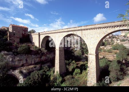 29 ottobre 2003: Ponte stradale sul letto del fiume essiccato che circonda lo storico villaggio fortificato cataro di Minerve, Herault, Languedoc-Roussillon, Francia Foto Stock