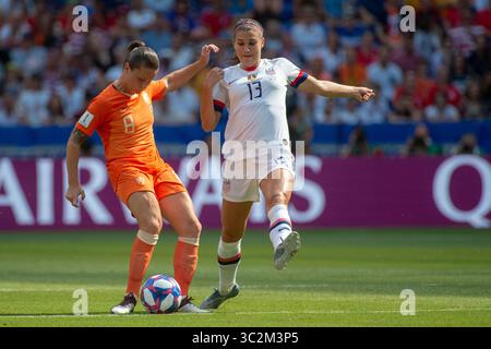 7 luglio 2019 - Lione, Francia - l'attaccante degli Stati Uniti ALEX MORGAN #13 salta per bloccare una croce dal centrocampista olandese SHERIDA SPITSE #8 durante la finale della Coppa del mondo femminile allo Stadio Olimpico di Lione, Francia. Stati Uniti sconfigge Paesi Bassi 2-0 (immagine di credito: © Mark Smith/ZUMA Wire) Foto Stock