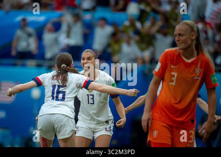 7 luglio 2019 - Lione, Francia - la centrocampista degli Stati Uniti ROSE LAVELLE #16 celebra il suo gol con l'attaccante degli Stati Uniti ALEX MORGAN #13 durante la finale della Coppa del mondo femminile allo Stadio Olimpico di Lione, Francia. Stati Uniti sconfigge Paesi Bassi 2-0 (immagine di credito: © Mark Smith/ZUMA Wire) Foto Stock