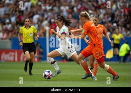 7 luglio 2019 - Lione, Francia - l'attaccante degli Stati Uniti ALEX MORGAN #13 dribbla la palla difesa dall'olandese STEFANIE VAN DER GRAGT #3 durante la finale della Coppa del mondo femminile allo Stadio Olimpico di Lione, Francia. Stati Uniti sconfigge Paesi Bassi 2-0 (immagine di credito: © Mark Smith/ZUMA Wire) Foto Stock