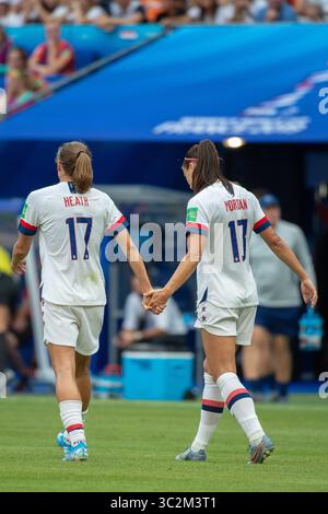 7 luglio 2019 - Lione, Francia - l'attaccante degli Stati Uniti TOBIN HEATH #17 e u1attaccante degli Stati Uniti ALEX MORGAN #13 si tengono per mano per celebrare il secondo gol della partita durante la finale della Coppa del mondo femminile allo Stadio Olimpico di Lione, in Francia. Stati Uniti sconfigge Paesi Bassi 2-0 (immagine di credito: © Mark Smith/ZUMA Wire) Foto Stock