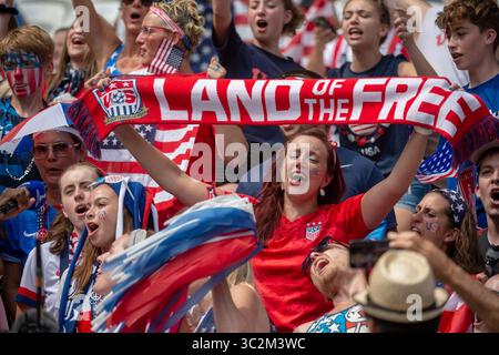 7 luglio 2019 - Lione, Francia - i tifosi degli Stati Uniti festeggiano durante la finale della Coppa del mondo femminile allo Stadio Olimpico di Lione, Francia. Stati Uniti sconfigge Paesi Bassi 2-0 (immagine di credito: © Mark Smith/ZUMA Wire) Foto Stock