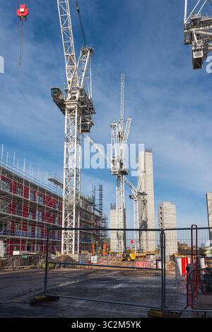 Numerose gru coinvolte nella costruzione di nuovi e alti appartamenti a Bordesley, vicino al centro di Birmingham Foto Stock