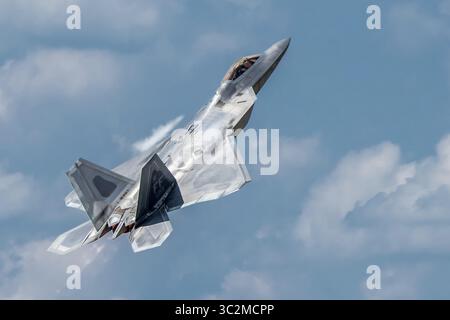 7 luglio 2019 - Battlecreek, mi, Stati Uniti - il maggiore Paul Lopez dell'aeronautica militare statunitense con lo squadrone dimostrativo di caccia furtivo F-22, tira il suo aereo in una salita verticale durante lo show aereo Battle Creek Field of Flight il 7 luglio 2019 a Battlecreek, Michigan. (Immagine di credito: © Samuel Eckholm via ZUMA Wire) Foto Stock
