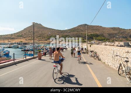 Favignana, Trapani, Italia - 22 settembre 2016: Turisti al Porto di Favignana, Isole Egadi, Sicilia Foto Stock