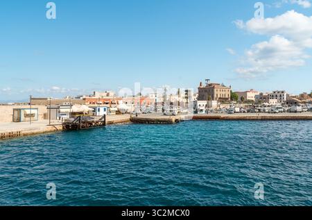 Favignana, Trapani, Italia - 22 settembre 2016: Porto di Favignana con Palazzo Florio sullo sfondo, Isole Egadi, Sicilia Foto Stock