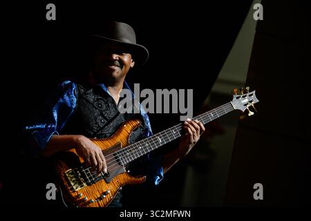 9 luglio 2019 - Cracovia in Polonia - bass player, Gary Grainger esegue insieme con il vincitore di Grammy sassofonista americana, Bill Evans durante l'estate Cracovia Jazz festival. (Credito Immagine: © Omar Marques/SOPA immagini via ZUMA filo) Foto Stock