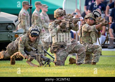 ARLINGTON, Virginia - i soldati del 3d U.S. Infantry Regiment partecipano a una dimostrazione simulata di battaglia utilizzando munizioni vuote durante il Twilight Tattoo dell'esercito americano a Summerall Field sulla Joint base Myer-Henderson Hall. I soldati impiegano moderne attrezzature militari, uniformi e armi come parte dello spettacolo cerimoniale. Il 3d U.S. Infantry Regiment, noto come "The Old Guard", è l'unità cerimoniale ufficiale dell'esercito e scorta al presidente. Lo U.S. Army Twilight Tattoo è un concorso militare con musica, marcia e dimostrazioni tattiche che mettono in mostra le tradizioni dell'esercito e circa Foto Stock