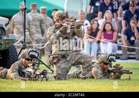 ARLINGTON, Virginia - i soldati del 3d U.S. Infantry Regiment partecipano a una dimostrazione simulata di battaglia utilizzando munizioni vuote durante il Twilight Tattoo dell'esercito americano a Summerall Field sulla Joint base Myer-Henderson Hall. I soldati impiegano moderne attrezzature militari, uniformi e armi come parte dello spettacolo cerimoniale. Il 3d U.S. Infantry Regiment, noto come "The Old Guard", è l'unità cerimoniale ufficiale dell'esercito e scorta al presidente. Lo U.S. Army Twilight Tattoo è un concorso militare con musica, marcia e dimostrazioni tattiche che mettono in mostra le tradizioni dell'esercito e circa Foto Stock