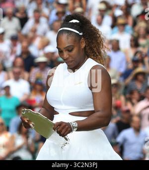 13 luglio 2019 - Londra, Regno Unito - Serena Williams (USA) con il suo trofeo per i secondi classificati dopo aver perso il suo match contro Simona Halep (ROU) nel loro Ladies' Singles Final Match. (Immagine di credito: © Andrew Patron/ZUMA Wire) Foto Stock