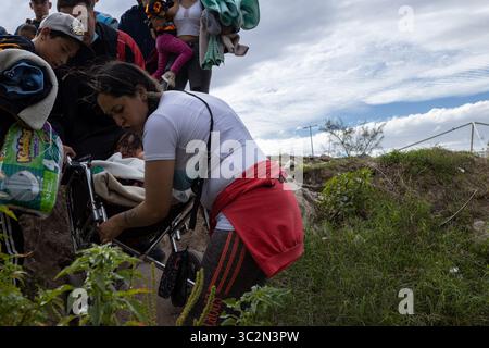 I migranti si riuniscono al confine di Ciudad Juarez, affrontando sfide e incertezze mentre cercano di attraversare gli Stati Uniti in mezzo a politiche di immigrazione in evoluzione. (2022-10-23) Foto Stock