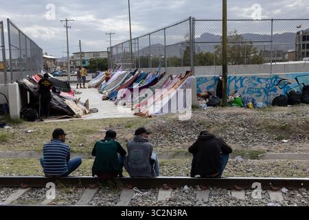 I migranti siedono in tende improvvisate al confine di Ciudad Juarez, evidenziando le terribili condizioni di rifugio cui devono far fronte coloro che sono in attesa di trattamento di asilo negli Stati Uniti. Foto Stock
