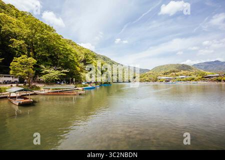 16 maggio 2019 - la vista del fiume Katsura dal ponte Togetsu nel distretto di Arashiyama a Kyoto, Giappone (immagine di credito: © Chris Putnam/ZUMA Wire) Foto Stock