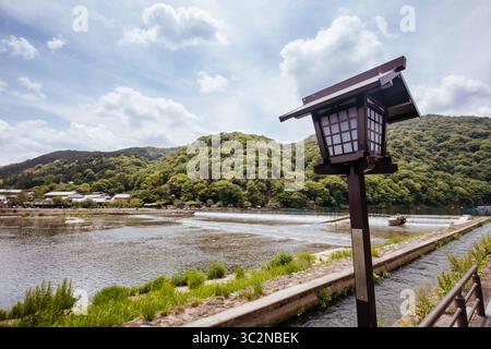 16 maggio 2019 - la vista del fiume Katsura dal ponte Togetsu nel distretto di Arashiyama a Kyoto, Giappone (immagine di credito: © Chris Putnam/ZUMA Wire) Foto Stock