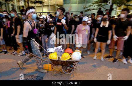 1 luglio 2019 - Hong Kong, Cina - gli attivisti aiutano i manifestanti durante una protesta anti-estradizione. I manifestanti chiesero le dimissioni del governatore dell'HK nominato da Pechino Carrie Lam mentre entravano nel quartier generale del governo, vandalizzando gli uffici e la camera, prima che la polizia antisommossa arrivasse per mettere in sicurezza l'edificio. (Immagine di credito: © Todd Lee/ZUMA Wire) Foto Stock