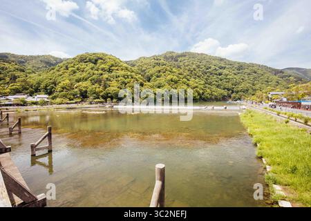 16 maggio 2019 - la vista del fiume Katsura dal ponte Togetsu nel distretto di Arashiyama a Kyoto, Giappone (immagine di credito: © Chris Putnam/ZUMA Wire) Foto Stock