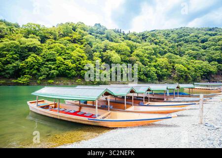 16 maggio 2019 - barche turistiche a remi sul fiume Katsura nel distretto di Arashiyama a Kyoto, Giappone (immagine di credito: © Chris Putnam/ZUMA Wire) Foto Stock