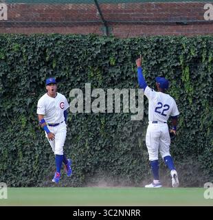 16 luglio 2019 - Chicago, il, USA - il centro dei Chicago Cubs, Albert Almora Jr. (Sinistra) e il destro Jason Heyward (22) festeggiano dopo che Almora Jr. Ha fatto una bella giocata al muro nel primo inning contro i Cincinnati Reds martedì 16 luglio 2019 al Wrigley Field di Chicago, Ill. (Credit Image: © TNS via ZUMA Wire) Foto Stock