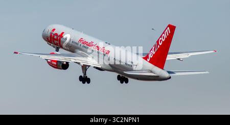 Avión de Línea Boeing 757 de la aerolínea Jet2 despegando en el aeropuerto de Alicante, El Altet con matrícula G-LSAI. Foto Stock