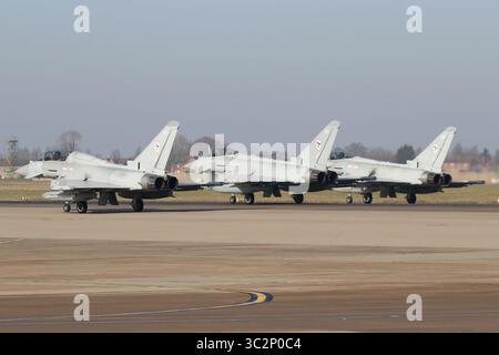 RAF Typhoon FGR4s e T3 dal 29 Squadron The Southern Txiway a RAF Coningsby nel Lincolnshire. Foto Stock