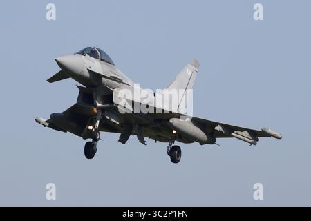 RAF Typhoon FGR4 dall'11 Squadron la strada di rullaggio meridionale a RAF Coningsby nel Lincolnshire. Foto Stock