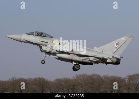 RAF Typhoon FGR4 dall'11 Squadron atterrando a RAF Coningsby nel Lincolnshire. Foto Stock