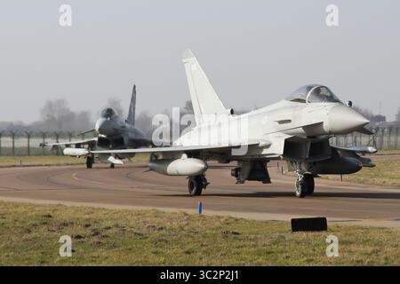 RAF Typhoon FGR4 dall'11 Squadron The Southern Txiway a RAF Coningsby nel Lincolnshire. Foto Stock