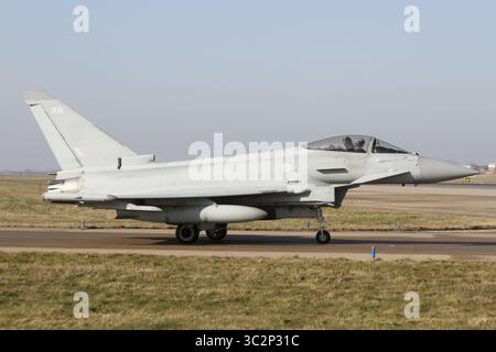 RAF Typhoon FGR4 dall'11 Squadron The Southern Txiway a RAF Coningsby nel Lincolnshire. Foto Stock