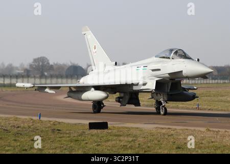 RAF Typhoon FGR4 dal 12 Squadron sulla Southern Txiway a RAF Coningsby nel Lincolnshire. Foto Stock