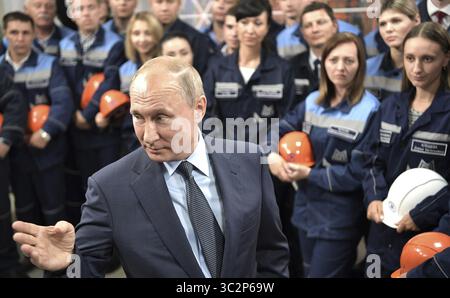 19 luglio 2019 - Magnitogorsk, regione di Chelyabinsk, Russia - il presidente russo Vladimir Putin incontra i lavoratori presso la fabbrica del ferro e dell'acciaio di Magnitogorsk 19 luglio 2019 a Magnitogorsk, Russia (immagine di credito: © Aleksey Nikolskyi via ZUMA Wire) Foto Stock