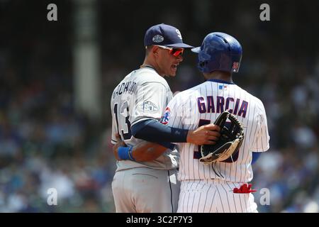 20 luglio 2019 - Chicago, il, USA - la terza base dei San Diego Padres Manny Machado (13) saluta i Chicago Cubs, l'esterno sinistro Robel Garcia (16) nel primo inning al Wrigley Field sabato 20 luglio 2019, a Chicago. I Cubs hanno vinto 6-5. (Immagine di credito: © TNS via cavo ZUMA) Foto Stock